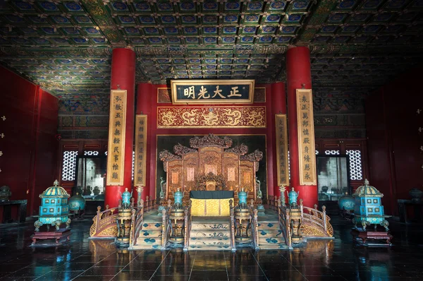 El trono del Emperador dentro del Palacio de la Pureza Celestial en la Ciudad Prohibida, Beijing — Foto de Stock