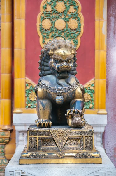 Bronze lion statue at the Forbidden City, Beijing — стокове фото