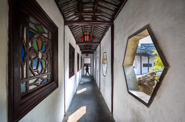 Covered walkway in the Lion Grove Garden, Suzhou — Stock Photo, Image