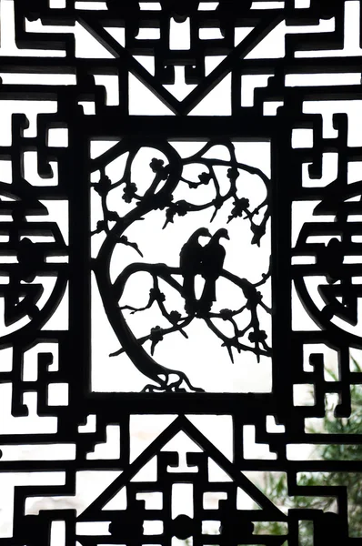 Вырезание голубя на декоративном деревянном окне в саду Юйан, Шанхай — стоковое фото