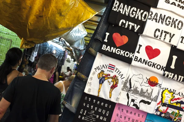 Souvenir t-shirts on sale at Patpong night market, Bangkok — Stockfoto