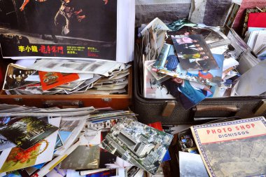 Eski kartpostallar ve vintage fotoğraf üst Hintli satır semt pazarı, Sheung Wan, Hong Kong satış kutuları