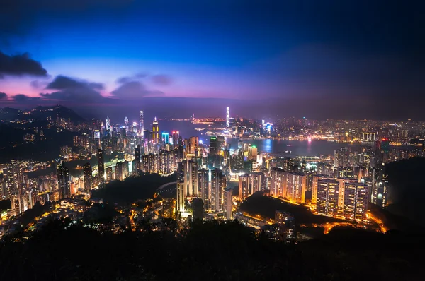 Illuminert bylandskap i Hongkong sett fra Jardine 's Lookout på Hongkongøya – stockfoto