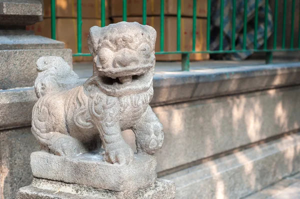 León de piedra fuera del templo de Tin Hau, Yaumatei, Kowloon —  Fotos de Stock