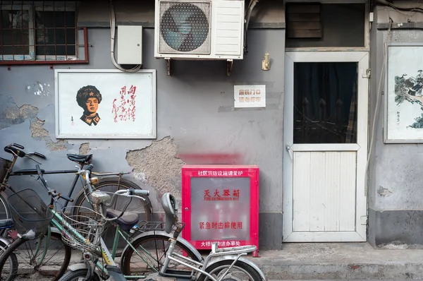 Poster of Chinese hero Lei Feng on the wall of a residential street in Beijing — Stockfoto