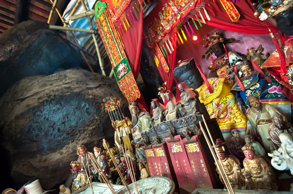 Standbeelden van Chinese goden op het hoofdaltaar van Hung Shing tempel, Wan Chai, Hong Kong — Stockfoto