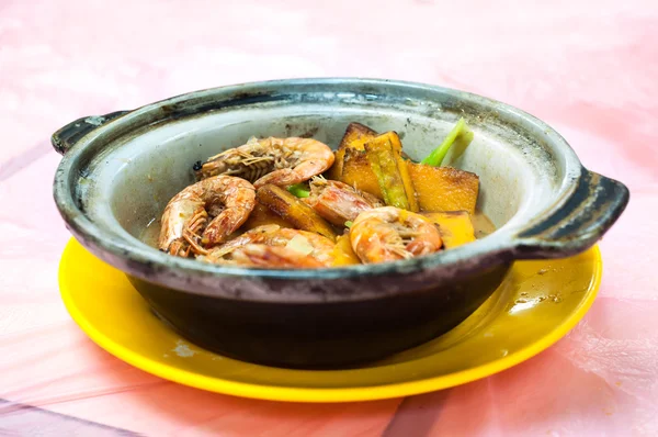 Camarones y calabaza, plato tradicional chino de mariscos, servido en un restaurante local de Hong Kong — Foto de Stock