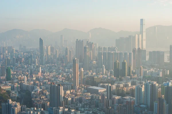 Un paisaje urbano de Hong Kong contaminado visto desde la cima de Beacon Hill, Kowloon —  Fotos de Stock