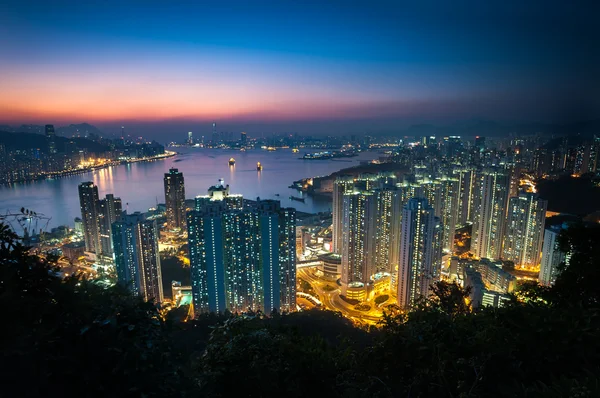 Illuminated high-rise apartment blocks in Yau Tong as seen from Devil's Peak, Kowloon — Stock Photo, Image