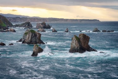 Günbatımı Playa del Silencio, Asturias 'ın detaylı görüntüsü