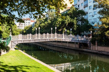 ESKISEHIR, TURKEY - 1 Eylül 2020: Eskisehir 'deki Porsuk Nehri üzerinde güzel bir köprü. Türkiye.