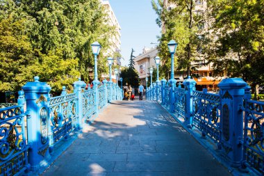 ESKISEHIR, TURKEY - 1 Eylül 2020: Eskisehir 'deki Porsuk Nehri üzerinde güzel bir köprü. Türkiye.