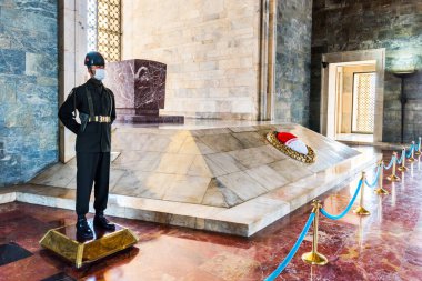ANKARA, TURKEY - 3 Eylül 2020: Mustafa Kemal Atatürk anıtı yakınlarında nöbet tutan Türk askeri. Ankara, Türkiye 'de ANITKABIR.