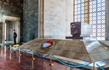 ANKARA, TURKEY - 3 Eylül 2020: Mustafa Kemal Atatürk anıtı yakınlarında nöbet tutan Türk askeri. Ankara, Türkiye 'de ANITKABIR.