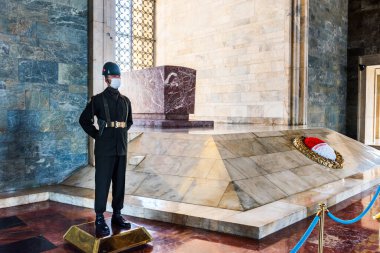 ANKARA, TURKEY - 3 Eylül 2020: Mustafa Kemal Atatürk anıtı yakınlarında nöbet tutan Türk askeri. Ankara, Türkiye 'de ANITKABIR.