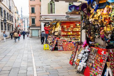 Venedik, İtalya - 23 Eylül 2019: Venedik, İtalya 'da güzel bir sokak manzarası. Venedik turistler için popüler bir şehirdir..