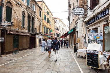 Venedik, İtalya - 23 Eylül 2019: Venedik, İtalya 'da güzel bir sokak manzarası. Venedik turistler için popüler bir şehirdir..