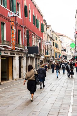 Venedik, İtalya - 23 Eylül 2019: Venedik, İtalya 'da güzel bir sokak manzarası. Venedik turistler için popüler bir şehirdir..