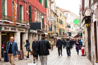 Venedik, İtalya - 23 Eylül 2019: Venedik, İtalya 'da güzel bir sokak manzarası. Venedik turistler için popüler bir şehirdir..