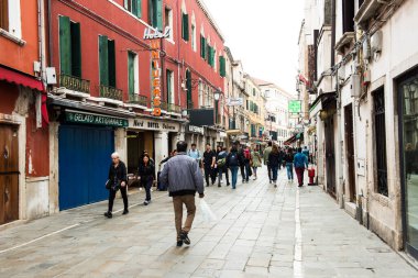 Venedik, İtalya - 23 Eylül 2019: Venedik, İtalya 'da güzel bir sokak manzarası. Venedik turistler için popüler bir şehirdir..