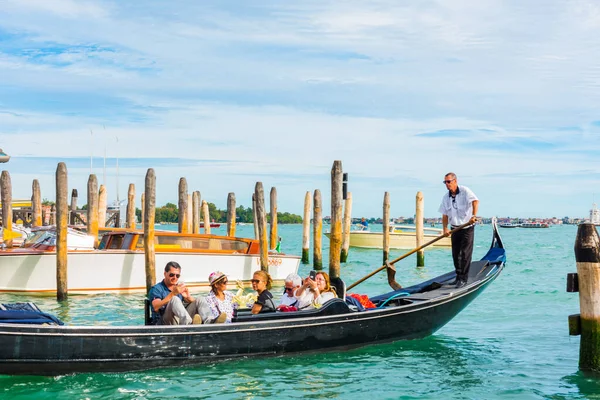 Venecia Italia Septiembre 2019 Gondolier Lleva Turistas Góndola Venecia Italia — Foto de Stock