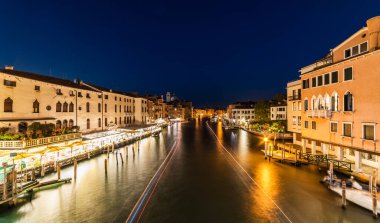 Venedik, İtalya - 23 Eylül 2019: şehir ışıklarıyla güzel Venedik gece manzarası. Venedik, İtalya.