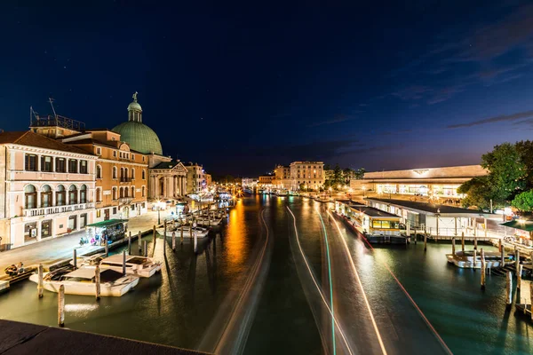 ヴェネツィア イタリア 2019年9月23日 都市のライトと美しいヴェネツィアの夜景 ヴェネツィア イタリア — ストック写真