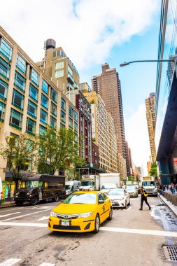 NEW YORK, ABD - 24 Eylül 2018: Popüler Manhattan Sokakları gökdelenli manzara. New York 'ta her zaman kalabalık bir yer vardır. ABD.