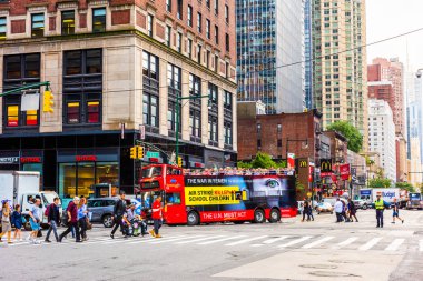 NEW YORK, ABD - 24 Eylül 2018: Popüler Manhattan Sokakları gökdelenli manzara. New York 'ta her zaman kalabalık bir yer vardır. ABD.