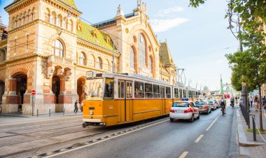 BUDAPEST, HUNGARY - 25 Temmuz 2017: Budapeşte, Macaristan 'da Nostaljik Tarihi Sarı Tramvay.