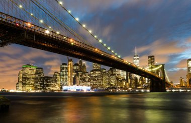 Brooklyn Köprüsü ve Manhattan gökdelenleri. New York City, ABD. Brooklyn Köprüsü Aşağı Manhattan 'ı Brooklyn' e bağlıyor..