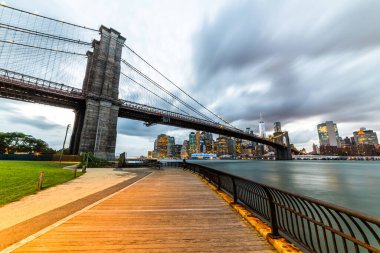 Brooklyn Köprüsü, Brooklyn Köprüsü Parkı ve günbatımında Manhattan manzarası. New York City, ABD.