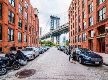 NEW YORK, ABD - 24 Eylül 2018: Brooklyn 'deki DUMBO bölgesi. Dumbo, Brooklyn 'in New York ilçesine bağlı bir mahalle. Kırmızı binalar ve Manhattan Köprüsü.
