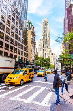 NEW YORK, ABD - 23 Eylül 2018: FIFTH AVENUE (5. Cadde) New York 'un en ünlü caddesidir. 5. Cadde en çok rakipsiz bir alışveriş caddesi olarak bilinir. Manhattan, New York City, ABD.