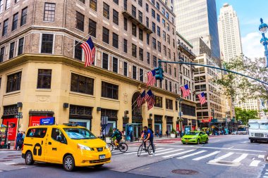NEW YORK, ABD - 23 Eylül 2018: FIFTH AVENUE (5. Cadde) New York 'un en ünlü caddesidir. 5. Cadde en çok rakipsiz bir alışveriş caddesi olarak bilinir. Manhattan, New York City, ABD.