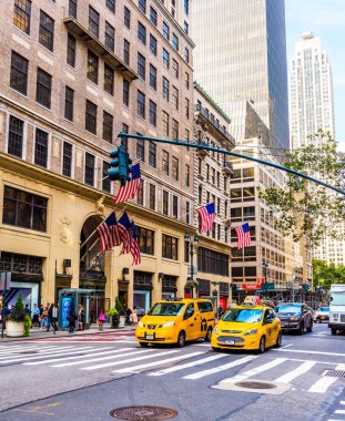 NEW YORK, ABD - 23 Eylül 2018: FIFTH AVENUE (5. Cadde) New York 'un en ünlü caddesidir. 5. Cadde en çok rakipsiz bir alışveriş caddesi olarak bilinir. Manhattan, New York City, ABD.
