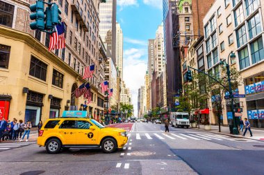 NEW YORK, ABD - 23 Eylül 2018: FIFTH AVENUE (5. Cadde) New York 'un en ünlü caddesidir. 5. Cadde en çok rakipsiz bir alışveriş caddesi olarak bilinir. Manhattan, New York City, ABD.