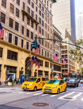 NEW YORK, ABD - 23 Eylül 2018: FIFTH AVENUE (5. Cadde) New York 'un en ünlü caddesidir. 5. Cadde en çok rakipsiz bir alışveriş caddesi olarak bilinir. Manhattan, New York City, ABD.