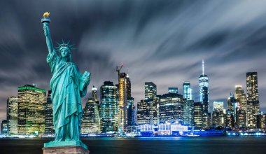 Manhattan panoramik gökyüzü geceleri. Manhattan kökenli Özgürlük Anıtı. New York City, ABD.