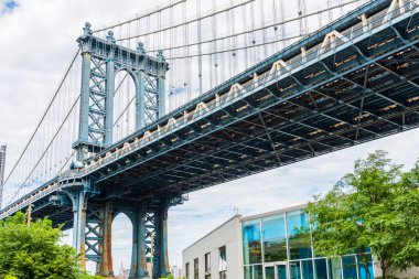 New York 'taki Manhattan Köprüsü, ABD. Manhattan Köprüsü Brooklyn Köprüsü Parkı 'ndan izlendi.