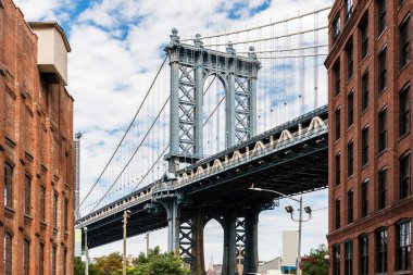 Brooklyn 'deki Dumbo bölgesi. New York, ABD 'de. Dumbo, Brooklyn 'in New York ilçesine bağlı bir mahalle. Kırmızı binalar ve Manhattan Köprüsü.