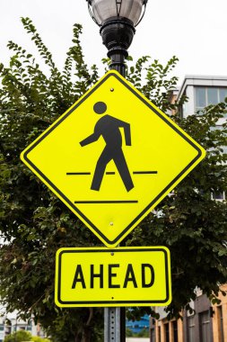 Manhattan 'da yaya trafiği tabelası. New York 'ta. ABD.