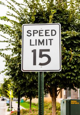 Manhattan 'da sokak tabelası (Metin: Hız sınırı 15). New York 'ta. ABD.