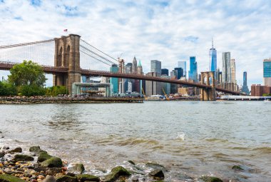 NEW YORK, ABD - 28 Eylül 2018 Brooklyn Köprüsü ve Manhattan manzaralı Brooklyn Köprüsü Parkı. New York City, ABD.