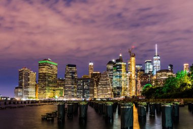 Manhattan panoramik silueti. Ofis binaları ve gökdelenler. New York City, ABD.