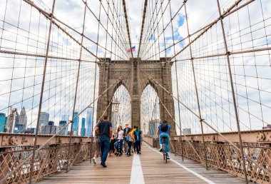 NEW YORK, ABD - 28 Eylül 2018: New York 'taki BrooKLYN Köprüsü. Brooklyn Köprüsü 'nde yürüyen turistler. New York City, ABD.