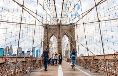 NEW YORK, ABD - 28 Eylül 2018: New York 'taki BrooKLYN Köprüsü. Brooklyn Köprüsü 'nde yürüyen turistler. New York City, ABD.