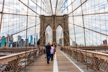 NEW YORK, ABD - 28 Eylül 2018: New York 'taki BrooKLYN Köprüsü. Brooklyn Köprüsü 'nde yürüyen turistler. New York City, ABD.
