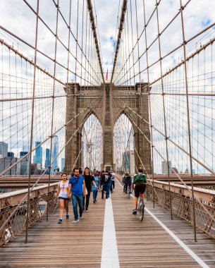 NEW YORK, ABD - 28 Eylül 2018: New York 'taki BrooKLYN Köprüsü. Brooklyn Köprüsü 'nde yürüyen turistler. New York City, ABD.