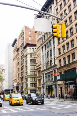 NEW YORK, ABD - 23 Eylül 2018: FIFTH AVENUE (5. Cadde) New York 'un en ünlü caddesidir. 5. Cadde en çok rakipsiz bir alışveriş caddesi olarak bilinir. Manhattan, New York City, ABD.
